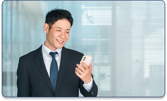 男性がスマホで学習している様子